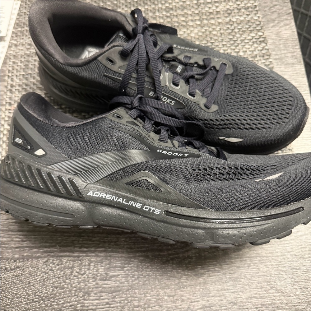 BROOKS Size 10 women shoes athletic black in excellent condition